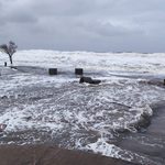 Una nueva sudestada golpeó Monte Hermoso y reavivó el debate por una obra costera Tras una nueva sudestada, Monte Hermoso puso el foco en los 600 metros más vulnerables de la costa y analiza una solución de fondo.