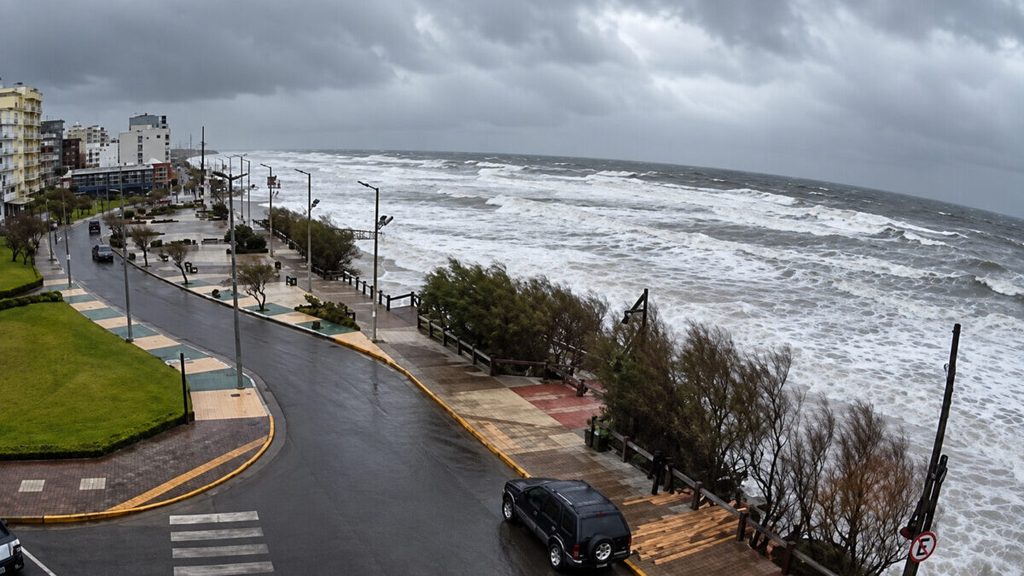 La nueva sudestada volvió a golpear la costa de Monte Hermoso, donde el municipio analiza una obra para proteger los 600 metros más vulnerables del frente urbano.