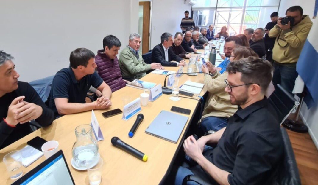 Tras varias semanas de tensión, Axel Kicillof convocó a los gremios docentes, judiciales y estatales bonaerenses para discutir las paritarias.