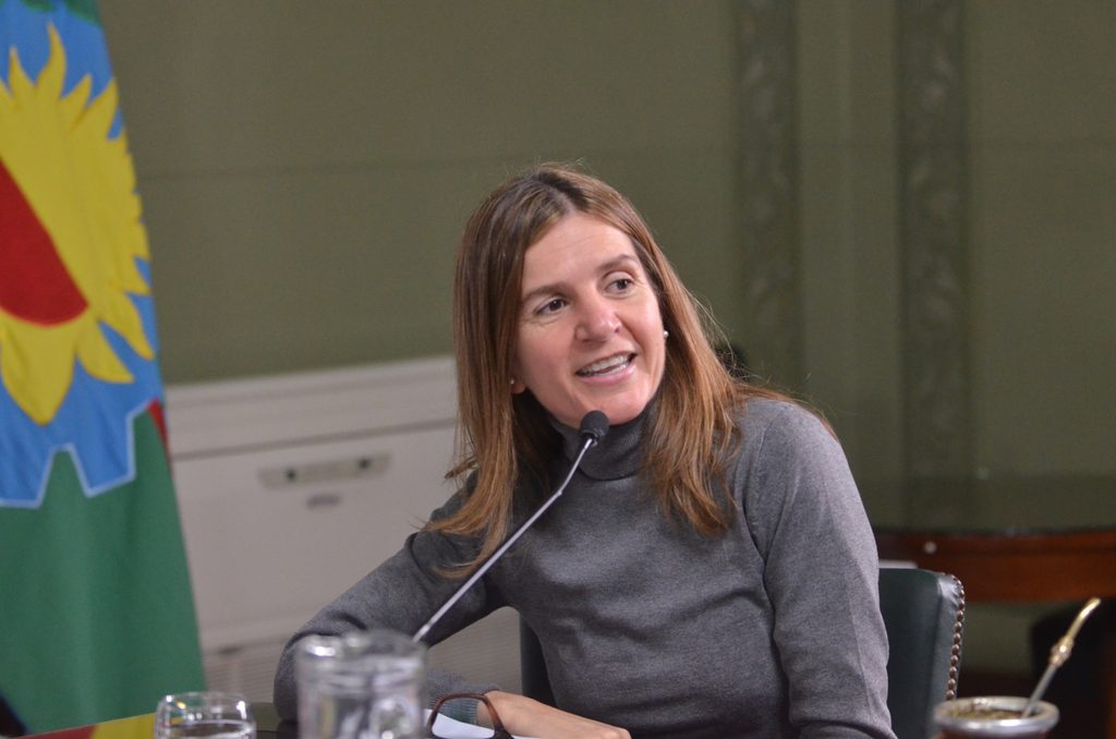 La senadora de Fuerza Patria, Fernanda Raverta, es autora del proyecto que busca declarar “Paisaje Protegido de Interés Provincial” al área comprendida por la Sierra La Peregrina.