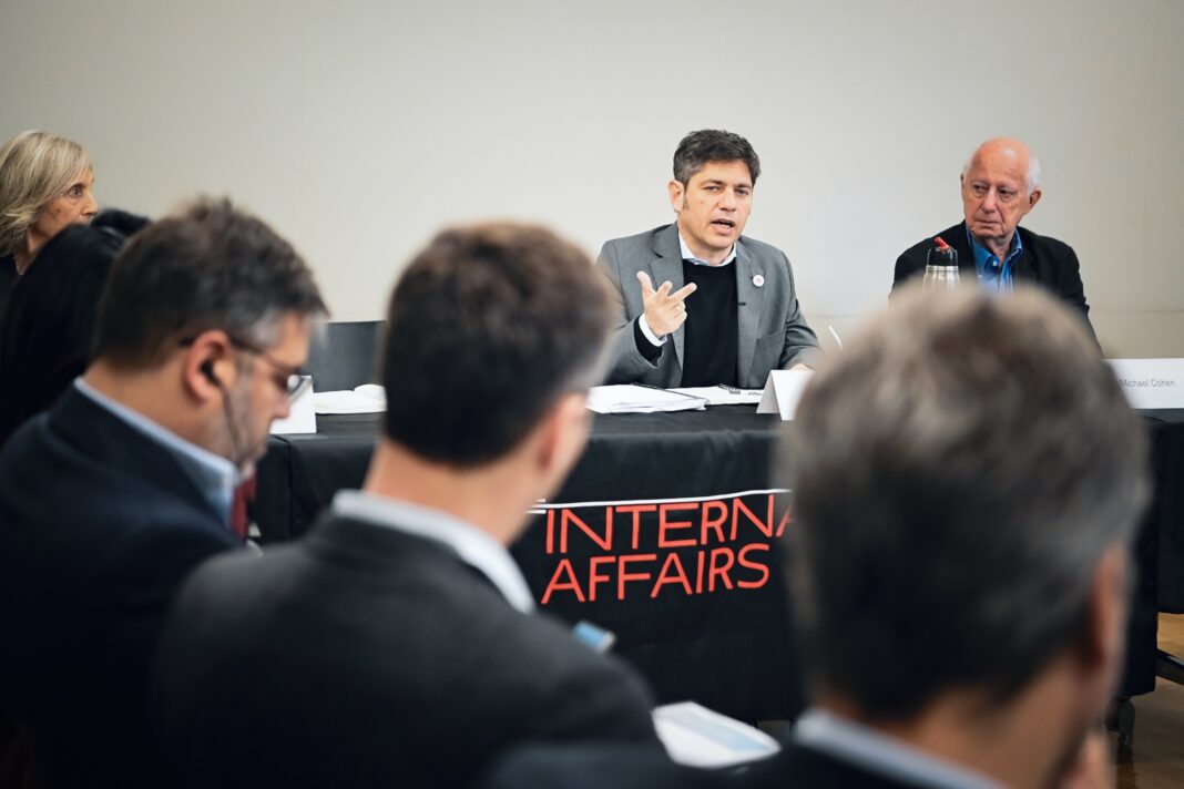 Desde Estados Unidos (EE.UU) y con traje de candidato a presidente, el gobernador Axel Kicillof afirmó que “las políticas de (Javier) Milei están en las antípodas del desarrollo”.