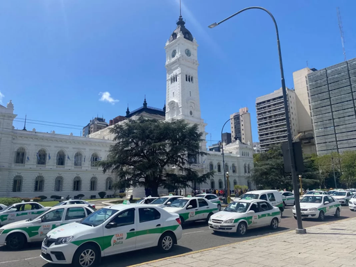 La Plata: taxistas vuelven a encabezar una marcha contra las apps de transporte Taxistas de La Plata encabezarán este miércoles un cese de actividades acompañado por una caravana hacia el Palacio Municipal en repudio al transporte ilegal y las apps.