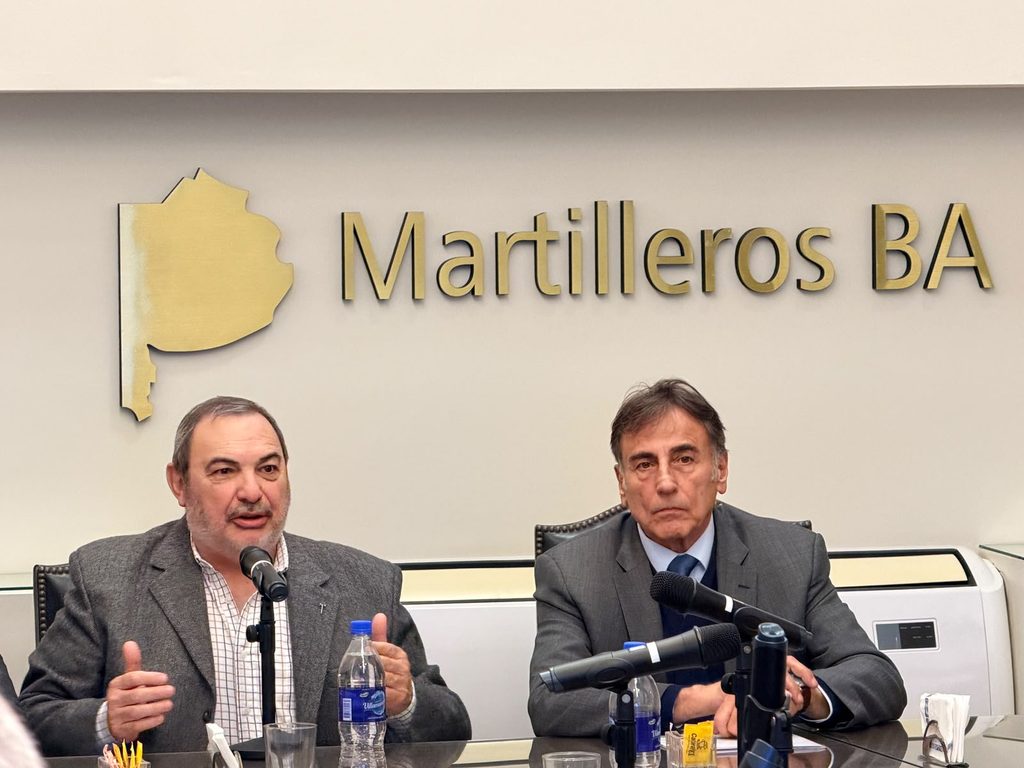 El presidente del Colegio de Martilleros bonaerense, Luis Colao, y el diputado bonaerense de Fuerza Patria, Rubén Eslaiman. 