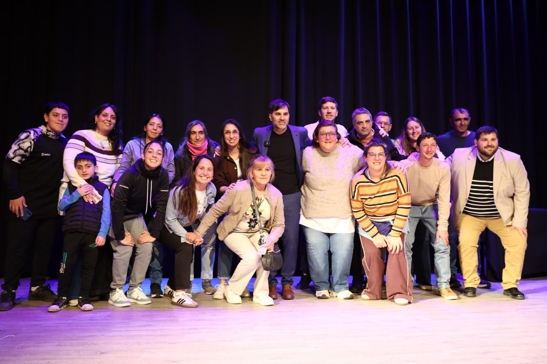 El intendente de Castelli, Francisco Echarren, sorteó 10 viviendas que entregará junto a Kicillof y anunció la reactivación del barrio Curita.