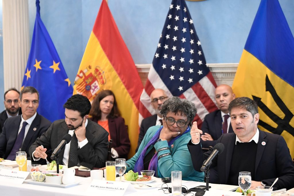 El gobernador Axel Kicillof sumo una foto con el alcalde de Nueva York Zohran Mamdani y presidente de España, Pedro Sánchez.