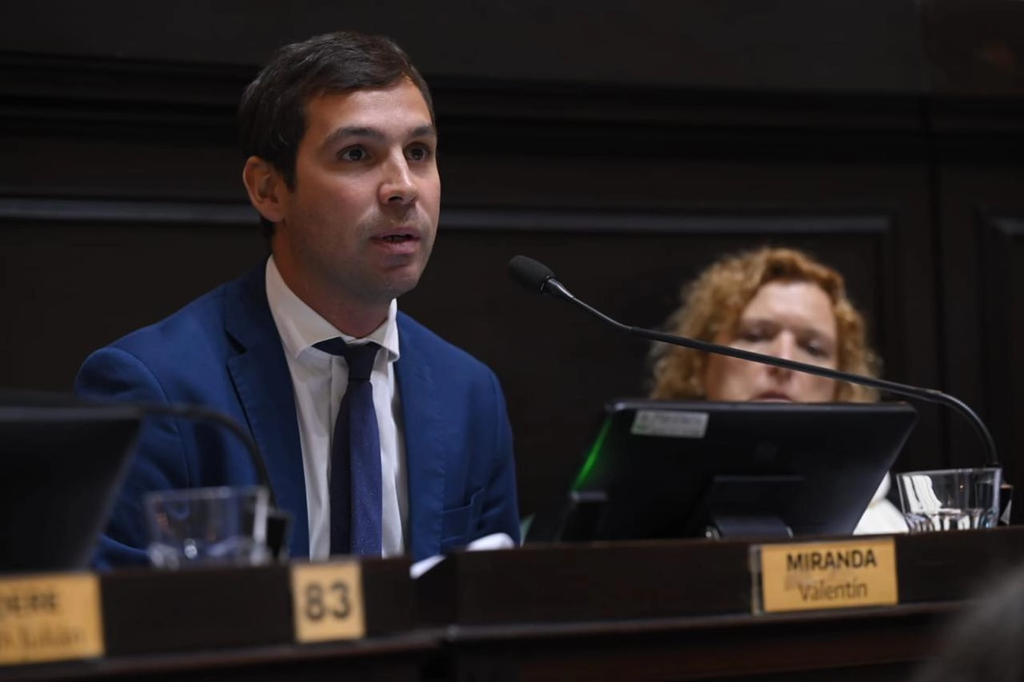 El diputado bonaerense, Valentín Miranda, presentó un proyecto de ley para sistematizar y medir la evolución de los cargos públicos en la provincia de Buenos Aires.