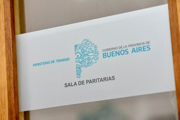 Paritarias: Kicillof vuelve a discutir salarios con los estatales bonaerenses Los gremios de estatales bonaerenses retoman la negociación paritaria con los funcionarios provinciales este jueves a partir de las 15 horas.