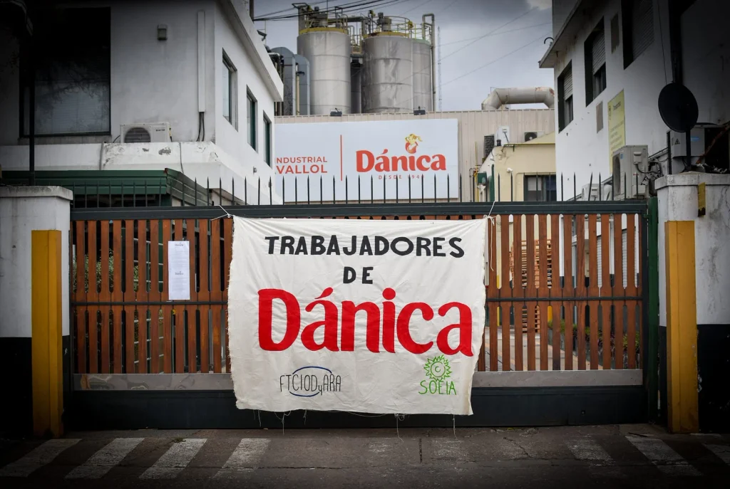 Trabajadres de Dánica se instalaron en las inmediaciones de la planta para resistir el cierre de la fábrica. 