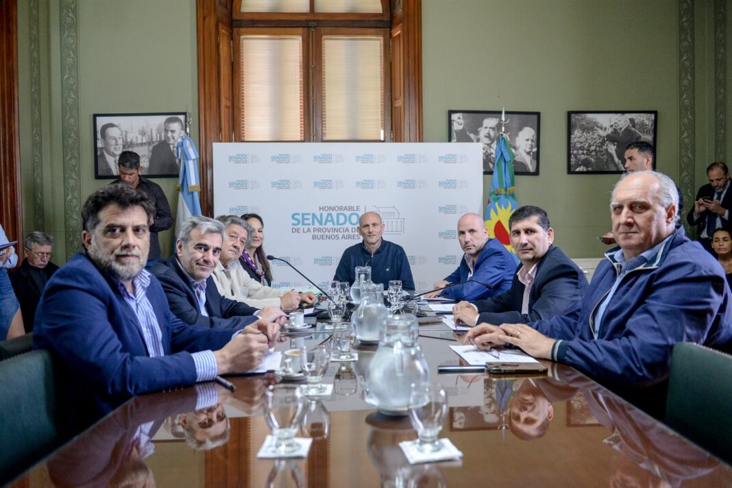 La comisión de Legislación General del Senado bonaerense despachó la ley para regular el uso de celulares en las escuelas secundarias.
