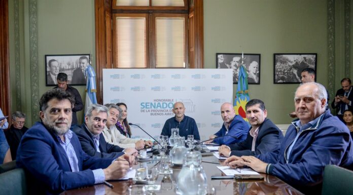 Senado: avanza la ley para regular el uso de celulares en las escuelas secundarias La comisión de Legislación General del Senado bonaerense despachó la ley para regular el uso de celulares en las escuelas secundarias.