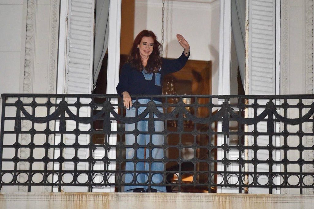 Máximo Kirchner indicó que CFK debe ser candidata en las próximas elecciones para “que no se vea falseada la representatividad de los dirigentes”.