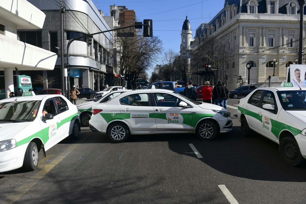 Conductores de apps elevaron este jueves una nota al intendente de La Plata, Julio Alak, para conformar una mesa de trabajo por el conflicto con los taxistas.