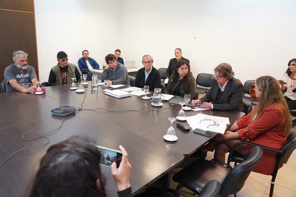 Diputados dejó lista una ley para limitar la venta de tierras bonaerenses al extranjero La comisión de Tierras de Diputados unificó dos proyectos de ley para limitar al 15% “toda titularidad de dominio o posesión" de tierras rurales a personas extranjeras.