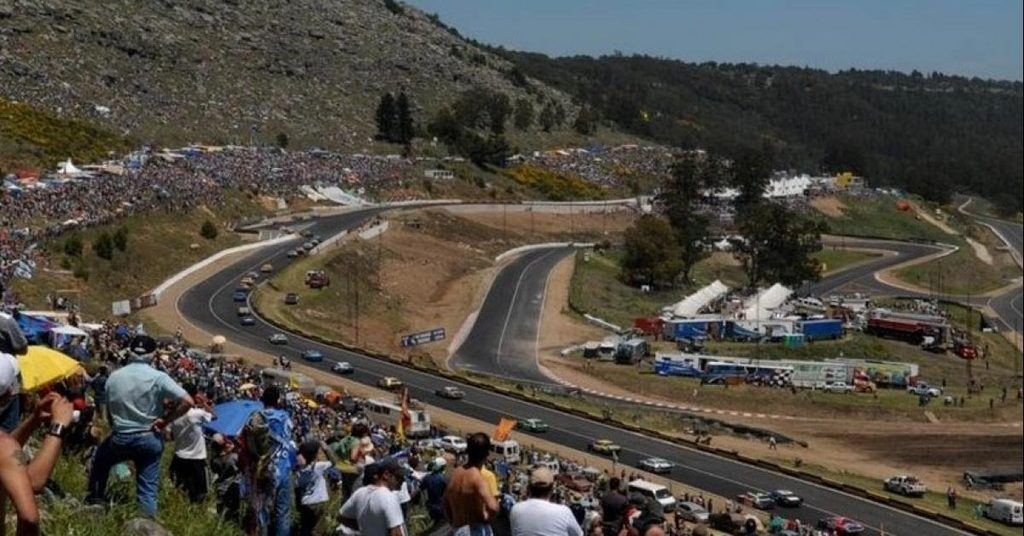El gobernador bonaerense, Axel Kicillof, llega este viernes a Balcarce para dar el presente en la reinauguración del mítico autódromo Juan Manuel Fangio. 