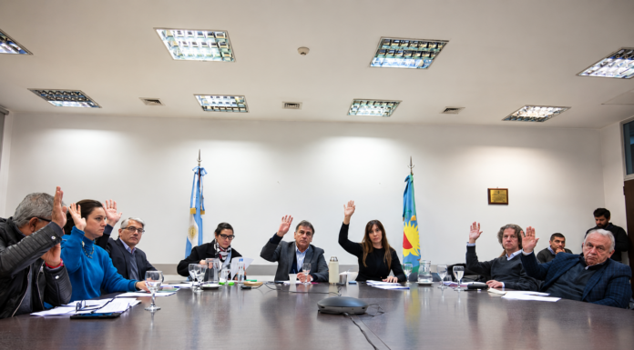 Diputados trata en comisiones una ley de endeudamiento familiar para llevarla al recinto Diputados debaten en un plenario de comisiones una ley de endeudamiento familiar para llevarla al recinto la próxima semana.