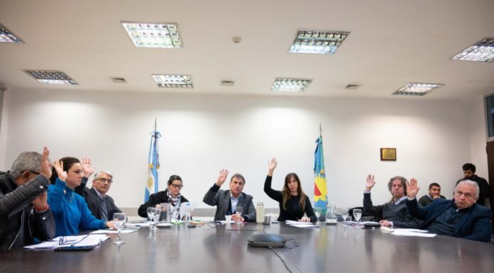 Diputados trata en comisiones una ley de endeudamiento familiar para llevarla al recinto Diputados debaten en un plenario de comisiones una ley de endeudamiento familiar para llevarla al recinto la próxima semana.