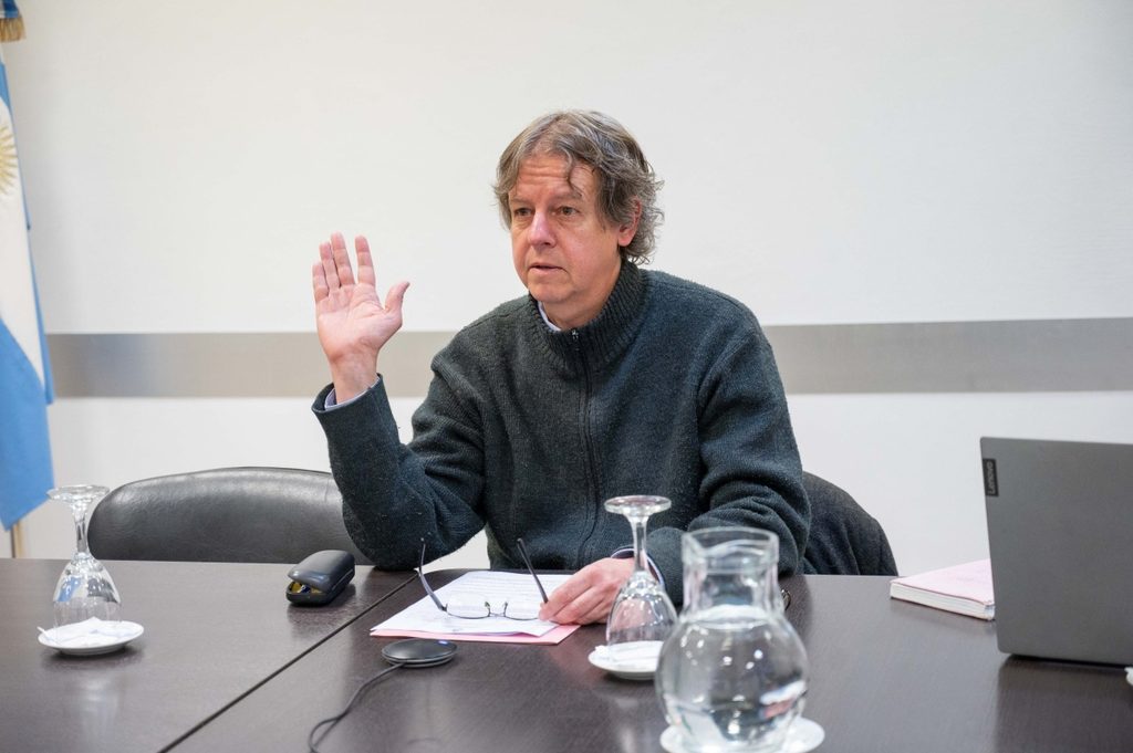 Castillo acompañó parte de las iniciativas contra el endeudamiento y propuso modificaciones a los textos durante el debate en comisiones.