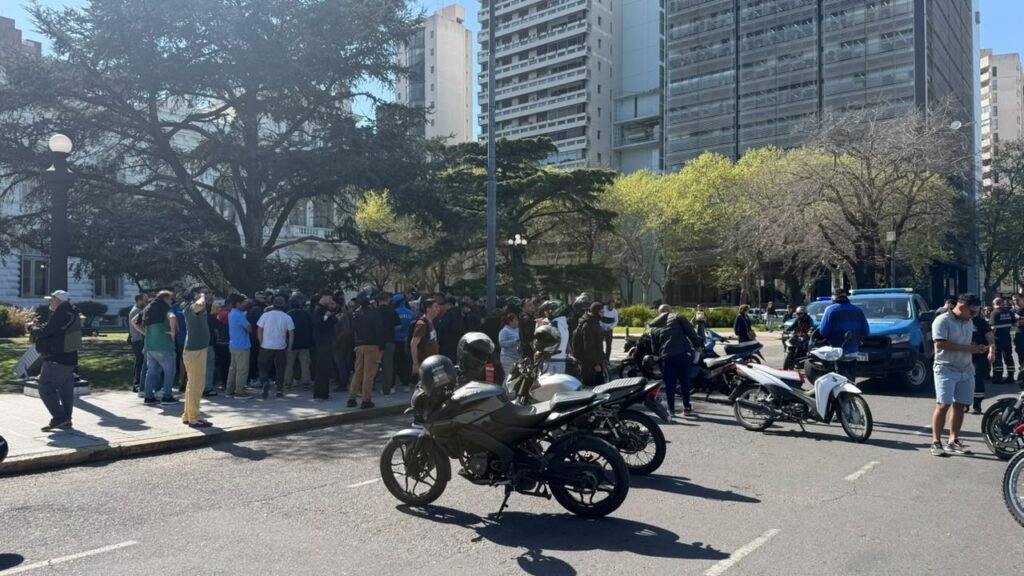 Choferes de apps marcharon a la Municipalidad de La Plata por los controles y pidieron conformar una mesa por el conflicto con los taxistas. “Es una cacería de brujas”, denunciaron.  