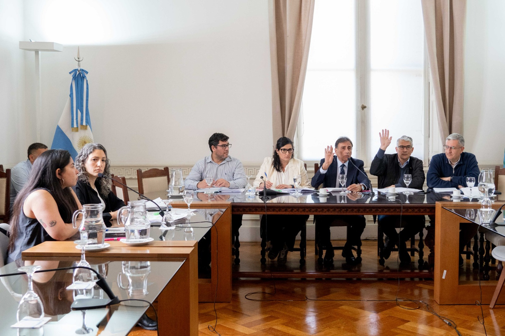 El plenario de comisiones de Defensa del Usuario y Legislación General aprobó cuatro proyectos de ley para hacerle frente a los casos de sobreendeudamiento de las familias.