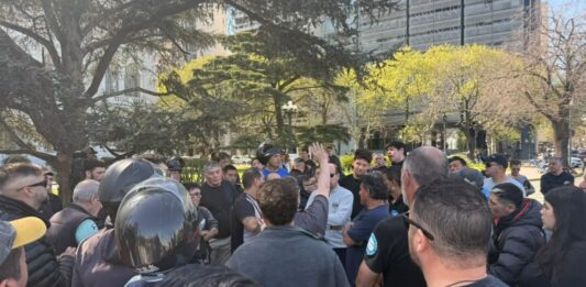 Choferes de apps marcharon a la Municipalidad de La Plata por los controles y pidieron conformar una mesa por el conflicto con los taxistas. “Es una cacería de brujas”, denunciaron.