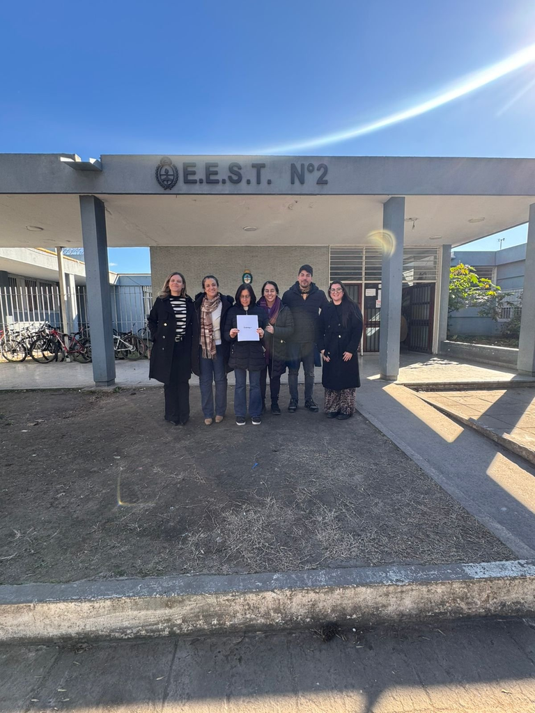 La empresa distribuidora de energía, EDELAP, firmó convenios con escuelas técnicas de Berisso y Ensenada para promover la innovación y el uso de energías limpias en el ámbito educativo. 