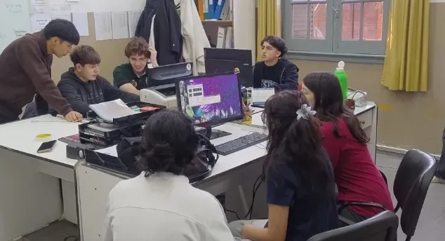 La empresa distribuidora de energía, EDELAP, firmó convenios con escuelas técnicas de Berisso y Ensenada para promover la innovación y el uso de energías limpias en el ámbito educativo. 