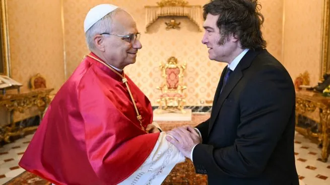 Milei recibirá al Papa León XIV al pie del avión y habrá una bilateral a solas en Casa Rosada Desde Casa Rosada adelantaron la agenda que tendrá el presidente Javier Milei durante la visita del Papa León XIV: recibimiento al pie del avión y reunión bilateral a solas. Repasa la agenda.
