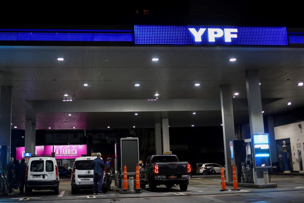 La suba en el precio de la nafta comenzó a regir en las estaciones de YPF a partir de la madrugada de este sábado.