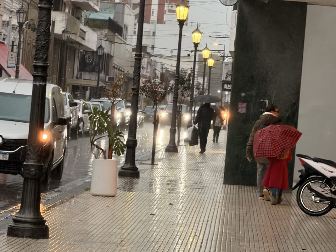 El Servicio Meteorológico Nacional (SMN) mantiene una alerta amarilla por tormentas para sectores de la provincia de Buenos Aires.
