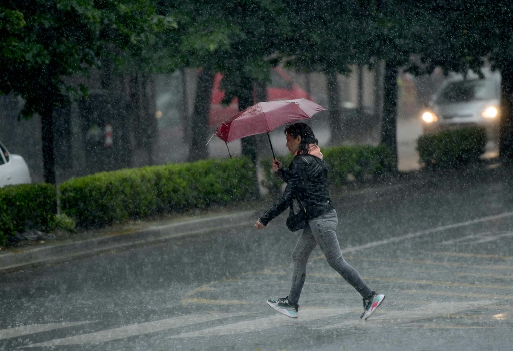 El Servicio Meteorológico Nacional (SMN) mantiene una alerta amarilla por tormentas para sectores de la provincia de Buenos Aires.
