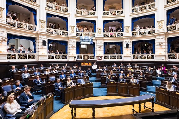 Las razones de por qué Diputados dividió la mega ley de endeudamiento en 4 textos Diputados votará cuatro proyectos para abordar el endeudamiento familiar, luego de dividir un extenso despacho único para facilitar su tratamiento.
