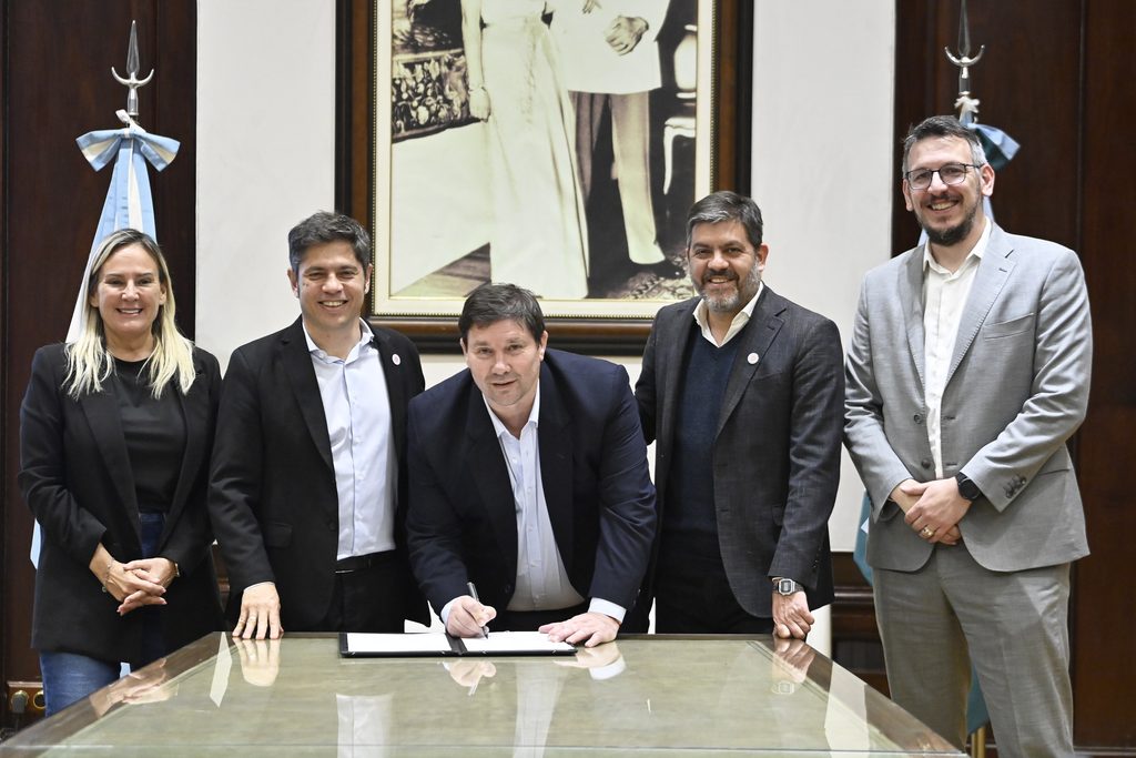Axel Kicillof y Juan Cuattromo firmaron convenios con intendentes bonaerenses para financiar obras y la compra de maquinaria para las localidades.