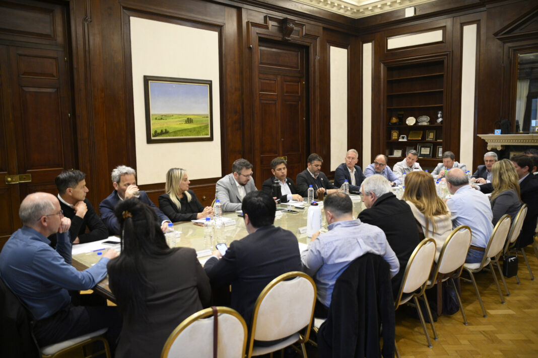 Un grupo de 19 intendentes firmaron convenios con Axel Kicillof y el Banco Provincia para financiar obras y compra de maquinarias.