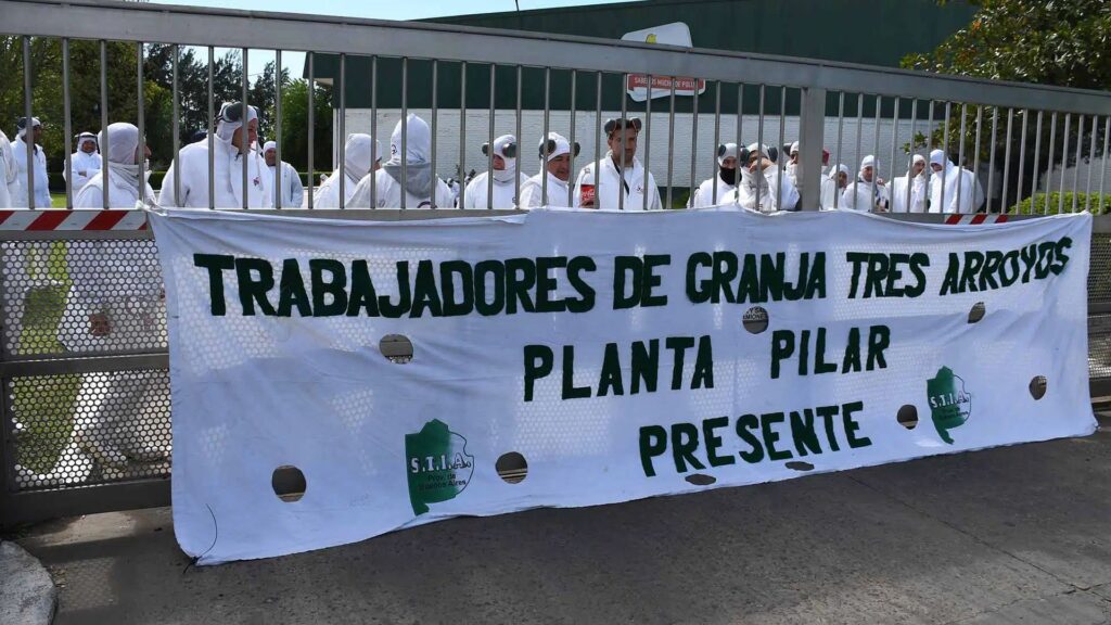 La crisis financiera de Granja Tres Arroyos golpeó de lleno a sus plantas bonaerenses y abrió un fuerte conflicto con los trabajadores.