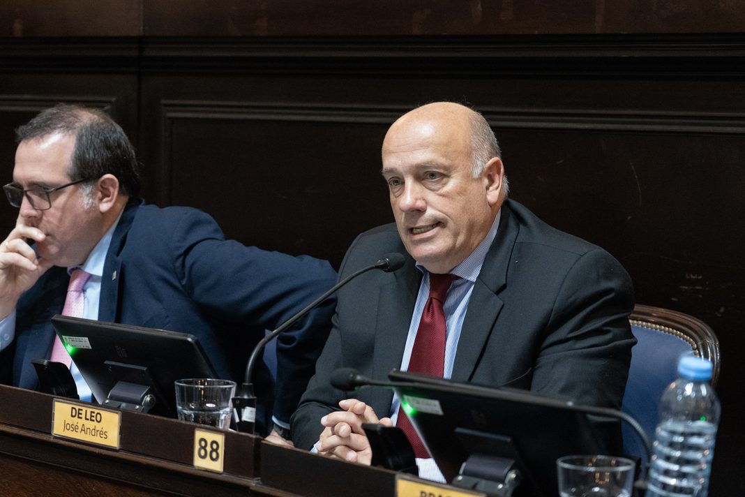 El titular del bloque de la Coalición Cívica en la Cámara de Diputados, Andrés De Leo, presentó un proyecto para regularizar las fotomultas en la provincia de Buenos Aires.