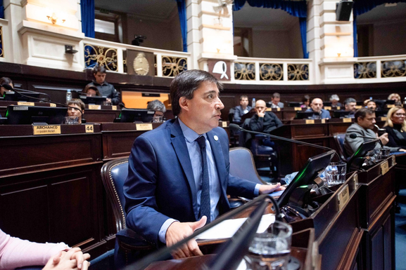 Acerbo valoró las leyes para proteger a las familias sobreendeudadas: “Es la mayor mora en 20 años” El diputado Alejandro Acerbo destacó la media sanción del paquete de leyes contra el sobreendeudamiento. "Es la mayor mora en 20 años", dijo.
