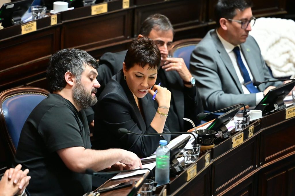 Con desacuerdos dentro del oficialismo, Diputados aprobó el proyecto de Tignanelli para habilitar la intervención de la Defensoría del Pueblo en casos de usuarios endeudados.