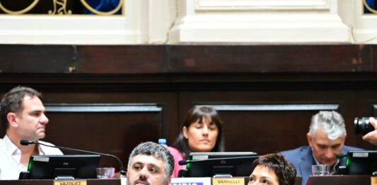 Con desacuerdos dentro del oficialismo, Diputados aprobó el proyecto de Tignanelli para habilitar la intervención de la Defensoría del Pueblo en casos de usuarios endeudados.