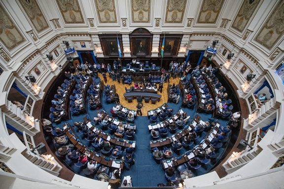 Diputados convirtió en ley el proyecto para frenar la violencia en escuelas y hospitales Diputados dio sanción definitiva a una reforma que amplía la protección de docentes, personal de salud y agentes de servicios esenciales.