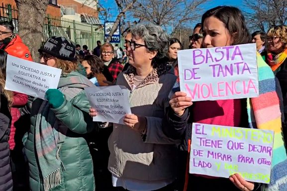 Diputados sancionó una ley para frenar la violencia contra trabajadores de la salud y docentes bonaerenses Diputados dio sanción definitiva a una reforma que amplía la protección de docentes, personal de salud y agentes de servicios esenciales.