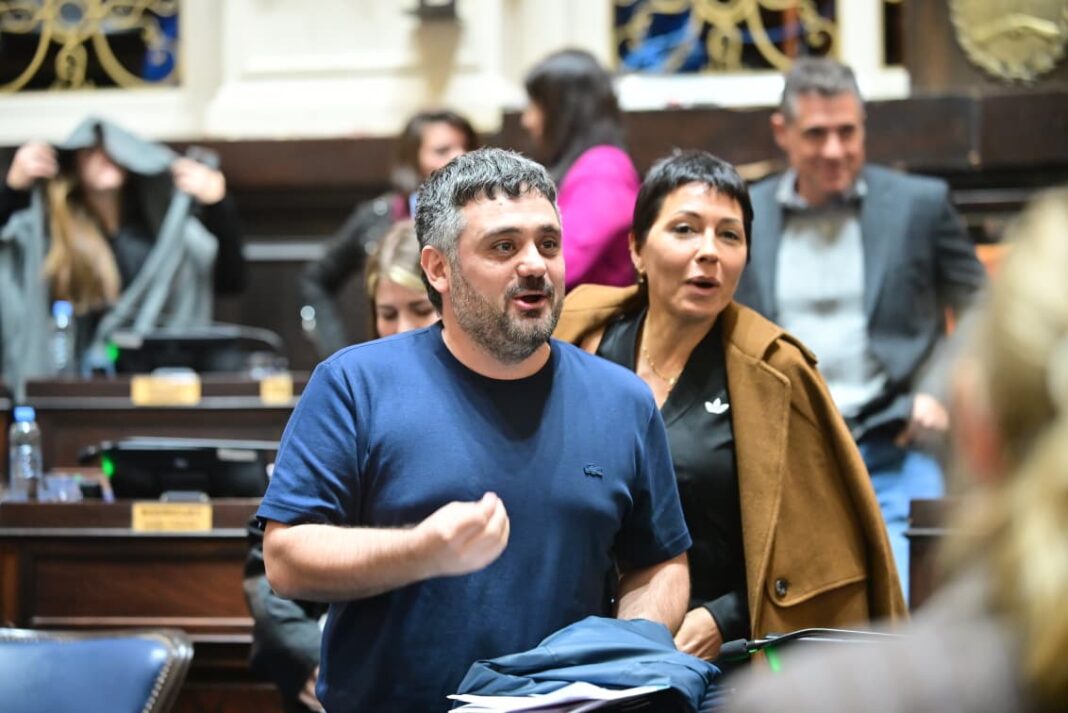 El titular de los diputados peronistas, Facundo Tignanelli, cuestionó al sector opositor que no quiso rechazar el fallo de la Corte que habilitó la venta de tierras a extranjeros.