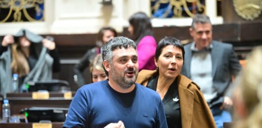 El titular de los diputados peronistas, Facundo Tignanelli, cuestionó al sector opositor que no quiso rechazar el fallo de la Corte que habilitó la venta de tierras a extranjeros.