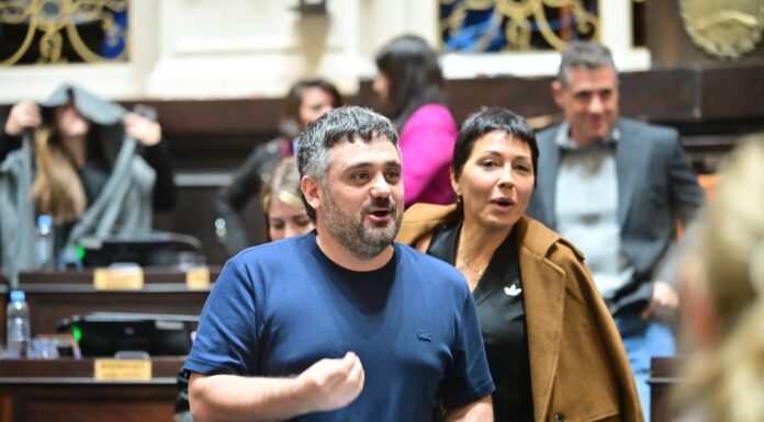 Tignanelli expuso a los diputados opositores que avalaron la venta de tierras a extranjeros El titular de los diputados peronistas, Facundo Tignanelli, cuestionó al sector opositor que no quiso rechazar el fallo de la Corte que habilitó la venta de tierras a extranjeros.
