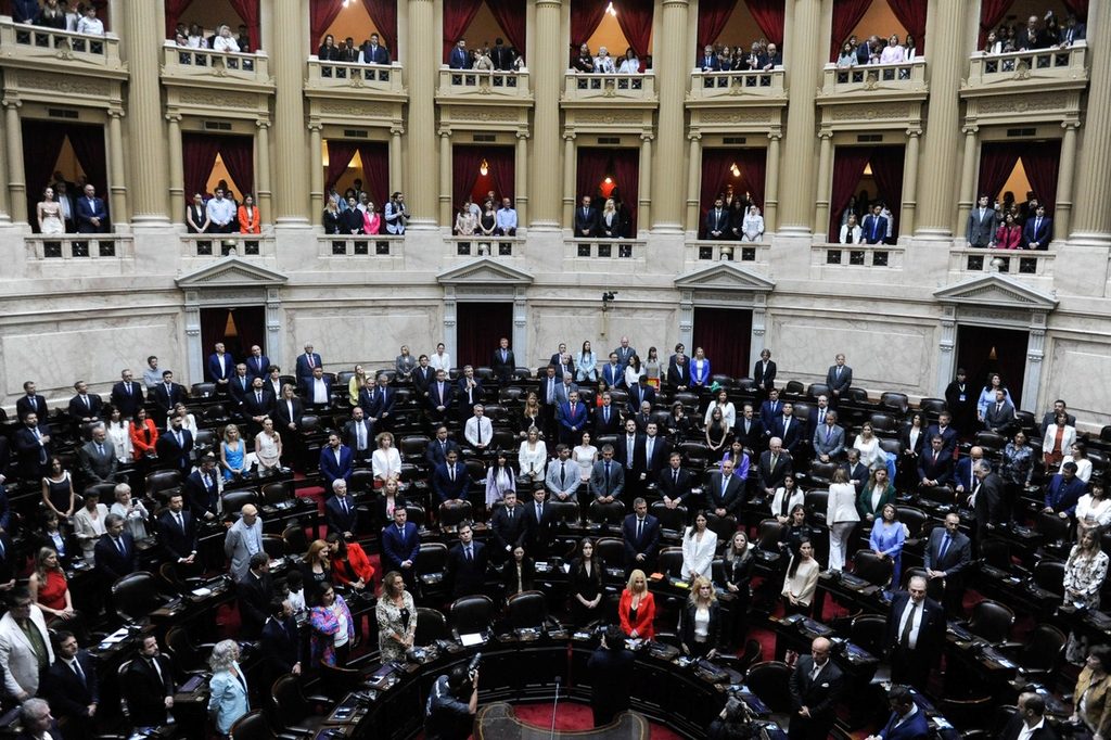 Diputados opositores buscan convocar a una sesión especial en repudio al DNU que habilitó la venta de tierras a extranjeros.
