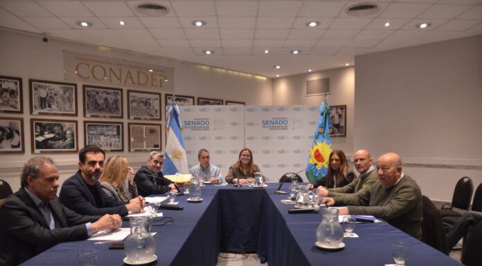 En el Senado bonaerense, la comisión de Presupuesto sesionó a puertas cerradas: qué paso La comisión de Presupuesto e Impuestos del Senado bonaerense sesionó a puertas cerradas por una pelea entre una legisladora y la prensa de su ciudad. Qué pasó.