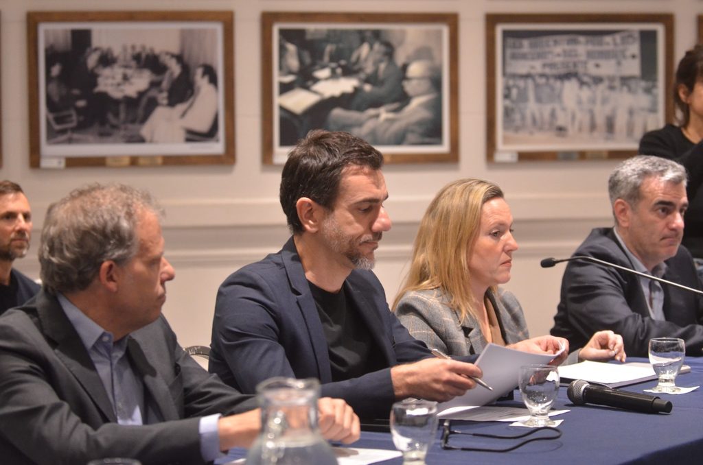 Los senadores bonaerenses de la comisión de Presupuesto tuvieron que sesionar sin sus asesores legislativos.