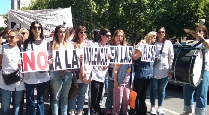 Docentes bonaerenses arrancan un nuevo paro por la ola de violencia en las escuelas Docentes bonaerenses arrancan este jueves un sorpresivo paro provincial por los episodios de violencia registrado en las escuelas de la provincia de Buenos Aires.