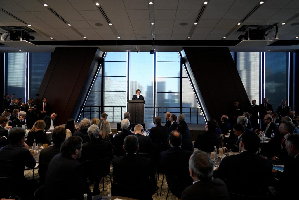 - En la Argentina Week de París, Milei buscó atraer inversiones y reforzó ante empresarios europeos la continuidad de su programa económico.