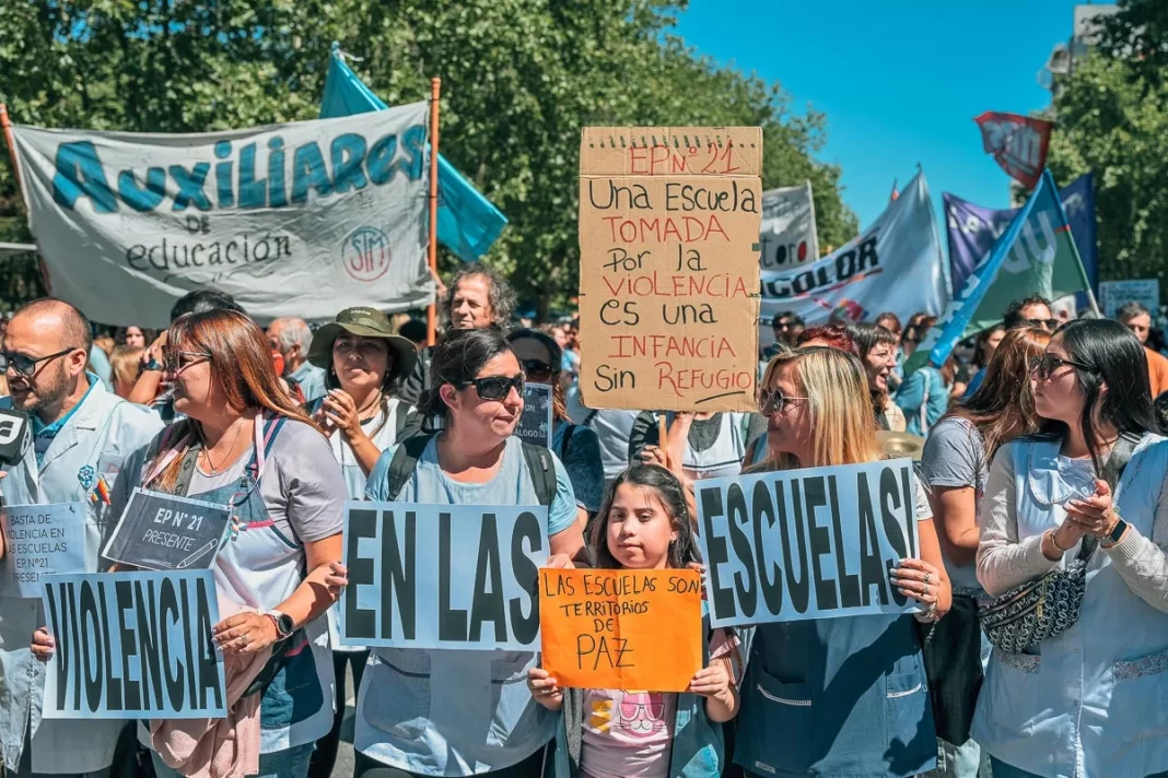 La senadora de la UCR, Nerina Neumann, reclamó el tratamiento de proyectos que buscan proteger a los docentes de la creciente violencia en las escuelas.