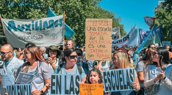 En pleno paro docente, Neumann reclama debatir dos proyectos contra la violencia escolar La senadora de la UCR, Nerina Neumann, reclamó el tratamiento de proyectos que buscan proteger a los docentes de la creciente violencia en las escuelas.